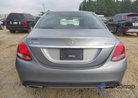 2015 Mercedes-Benz C 300 Sport 4Matic z USA, uszkodzony, nr VIN 55SWF4KB1FU022063